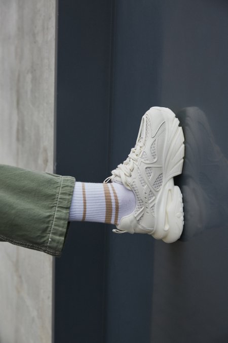 Beżowe sneakersy damskie na grubej podeszwie z siateczką ES 8 ER00112600