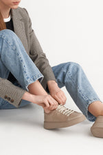 Snekersy damskie Estro ze skóry naturalnej - prezentacja obuwia na modelce.