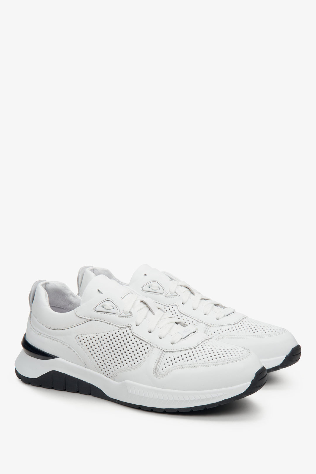 Sneakersy męskie Estro w kolorze białym z perforacją na lato.