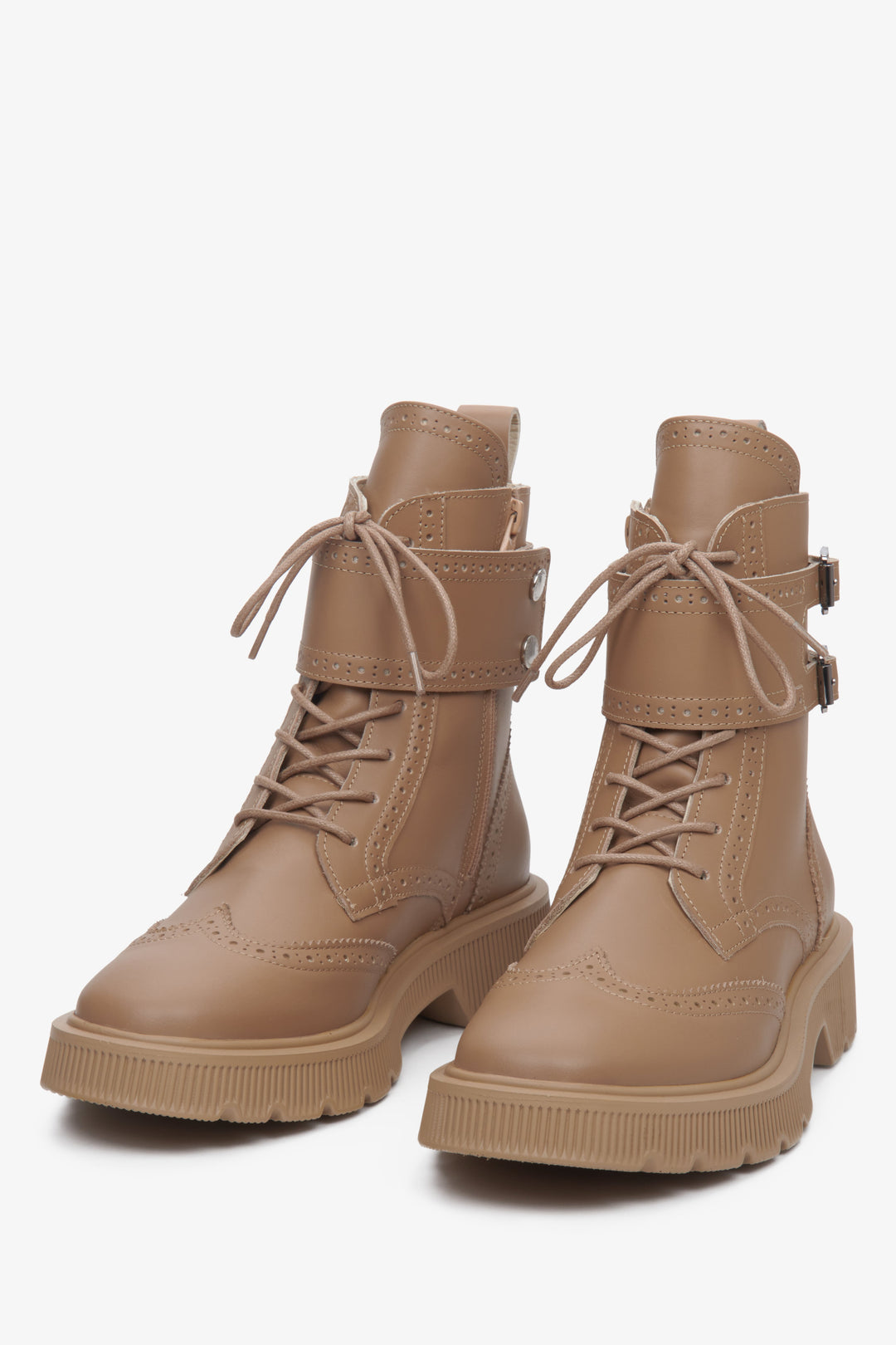 Wysokie workery damskie skórzane w kolorze brązowym z suwakiem marki Estro - podgląd przodu buta.