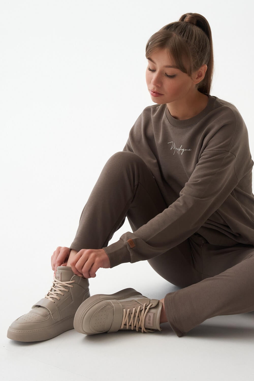 Beżowe wysokie sneakersy damskie skórzane ES8 ER00111783