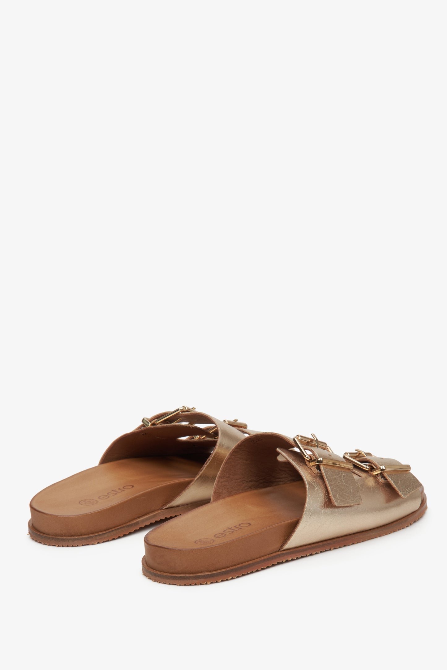 Klapki damskie z grubych pasków Estro w kolorze złotym - prezentacja tylnej części obuwia.