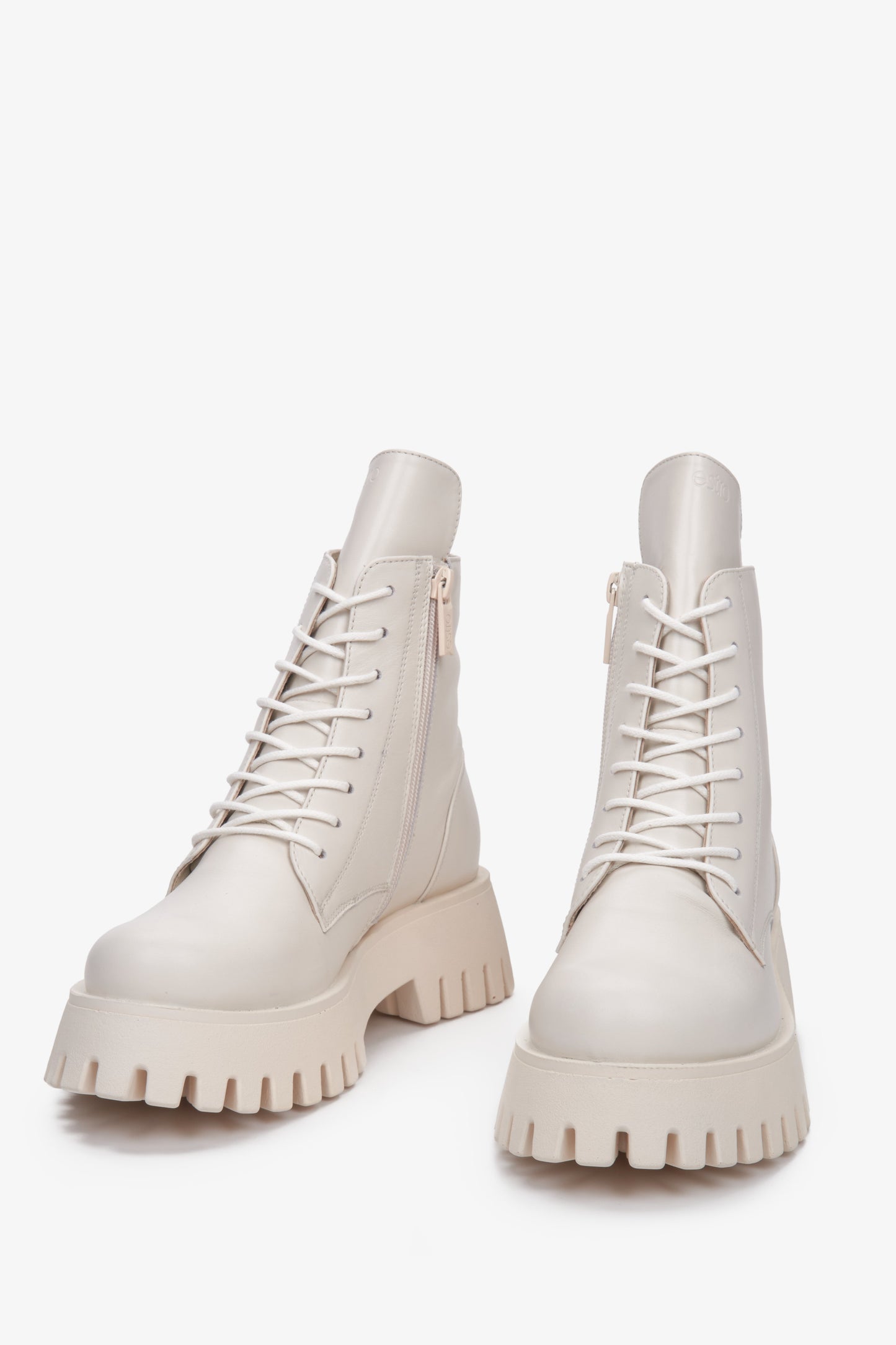 Damskie botki skórzane w kolorze beżowym marki Estro - zbliżenie na przednią część buta.