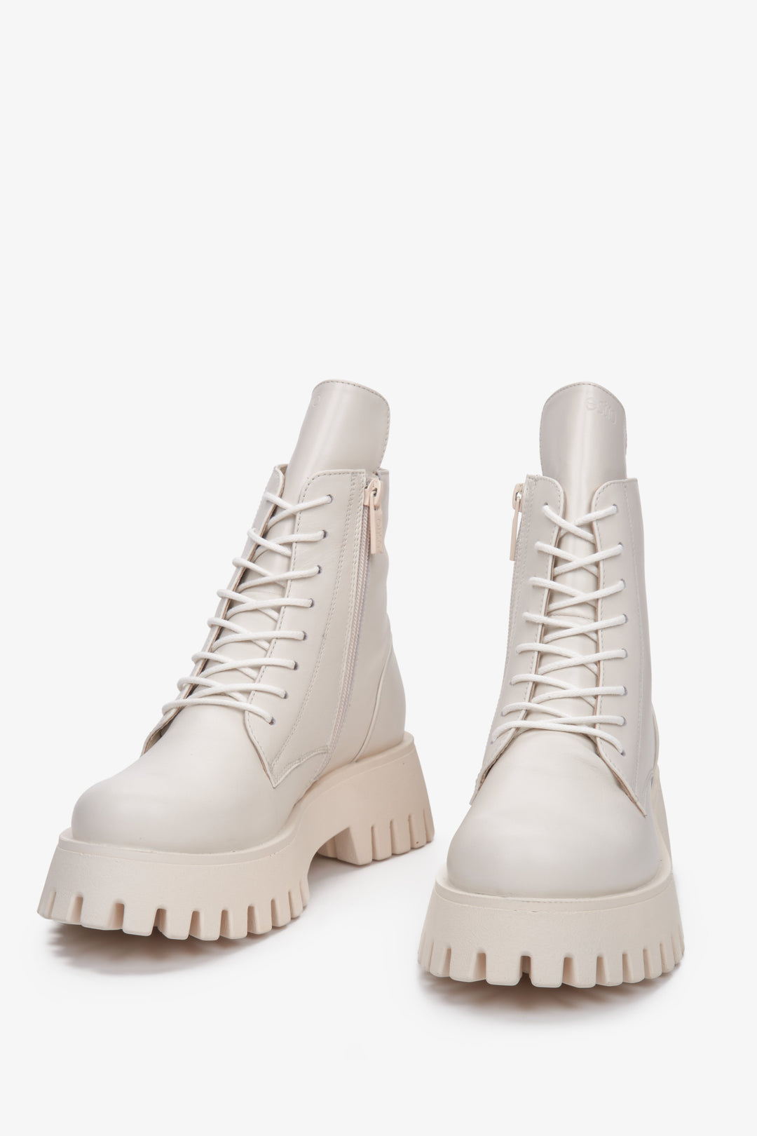 Damskie botki skórzane w kolorze beżowym marki Estro - zbliżenie na przednią część buta.