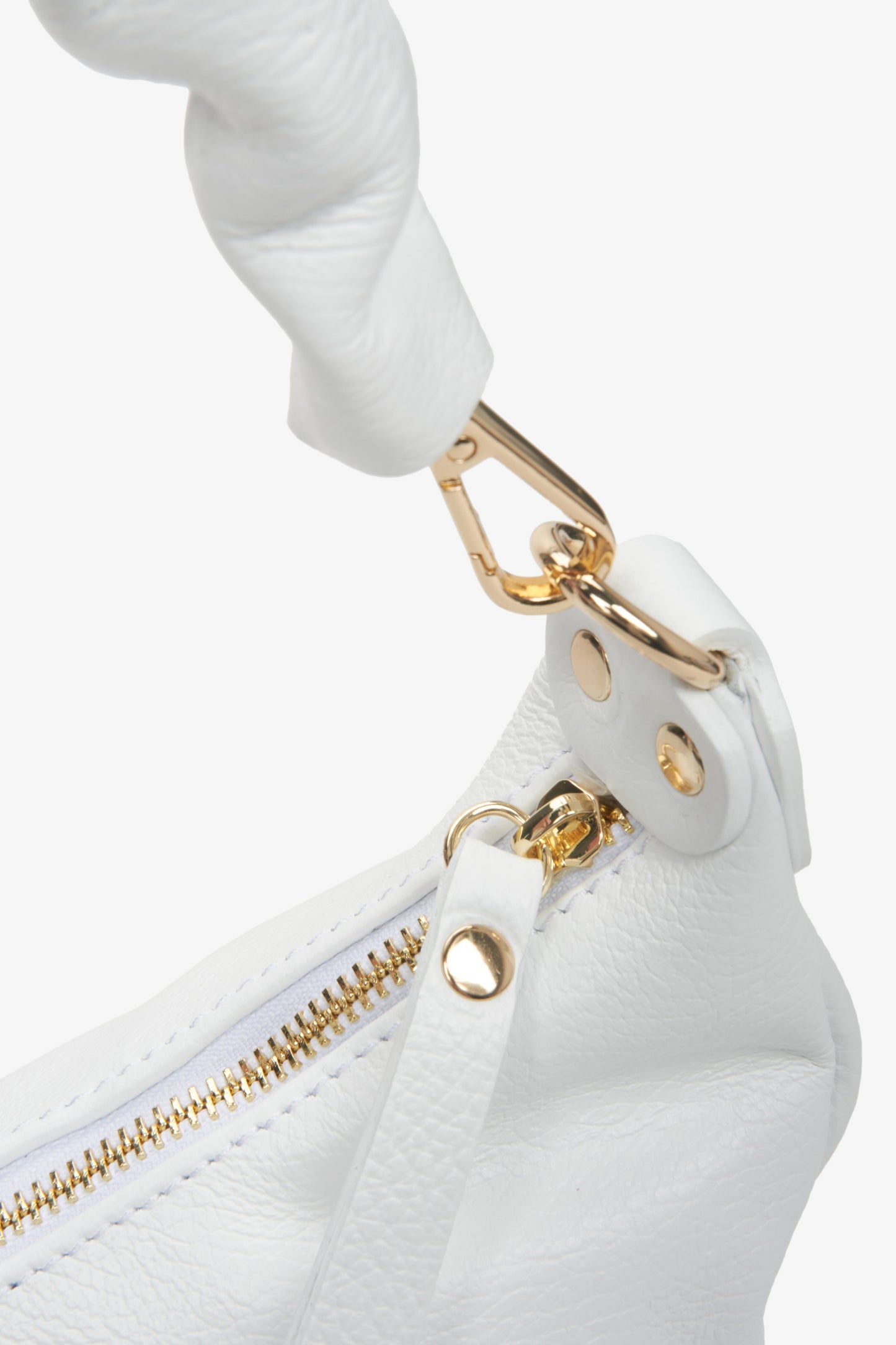 Biała torebka damska bagietka do ręki z włoskiej skóry naturalnej Estro - zbliżenie na system zapięcia i złote elementy ozdobne.