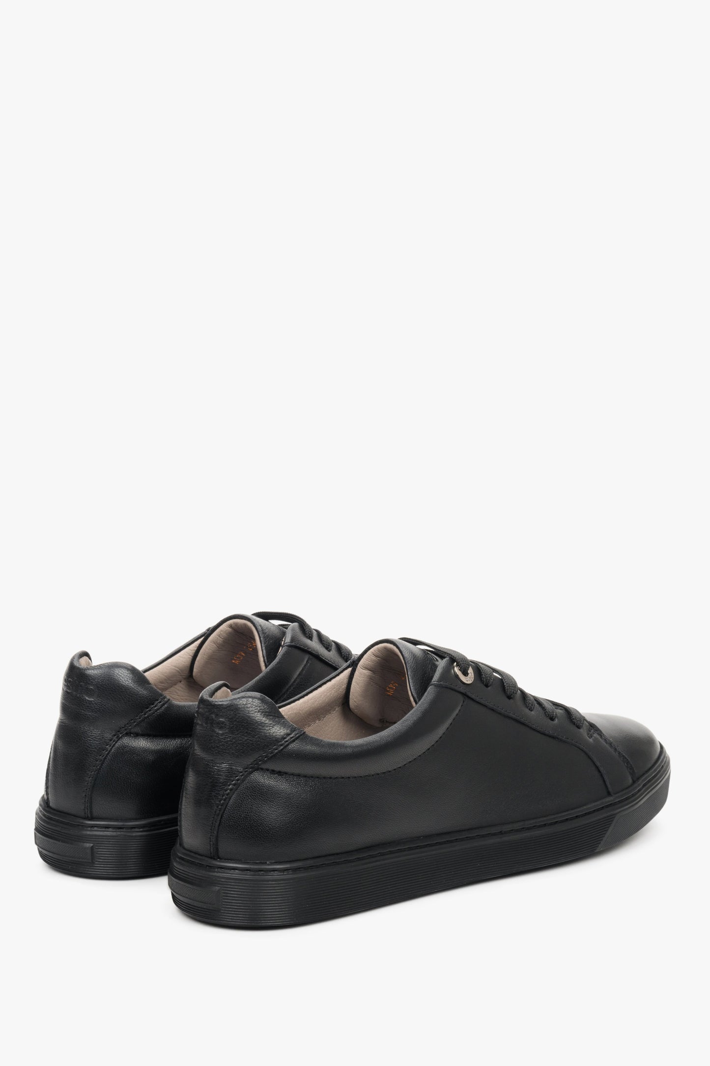 Skórzane, czarne trampki damskie Estro - prezentacja zapiętka i przyszwy bocznej butów.