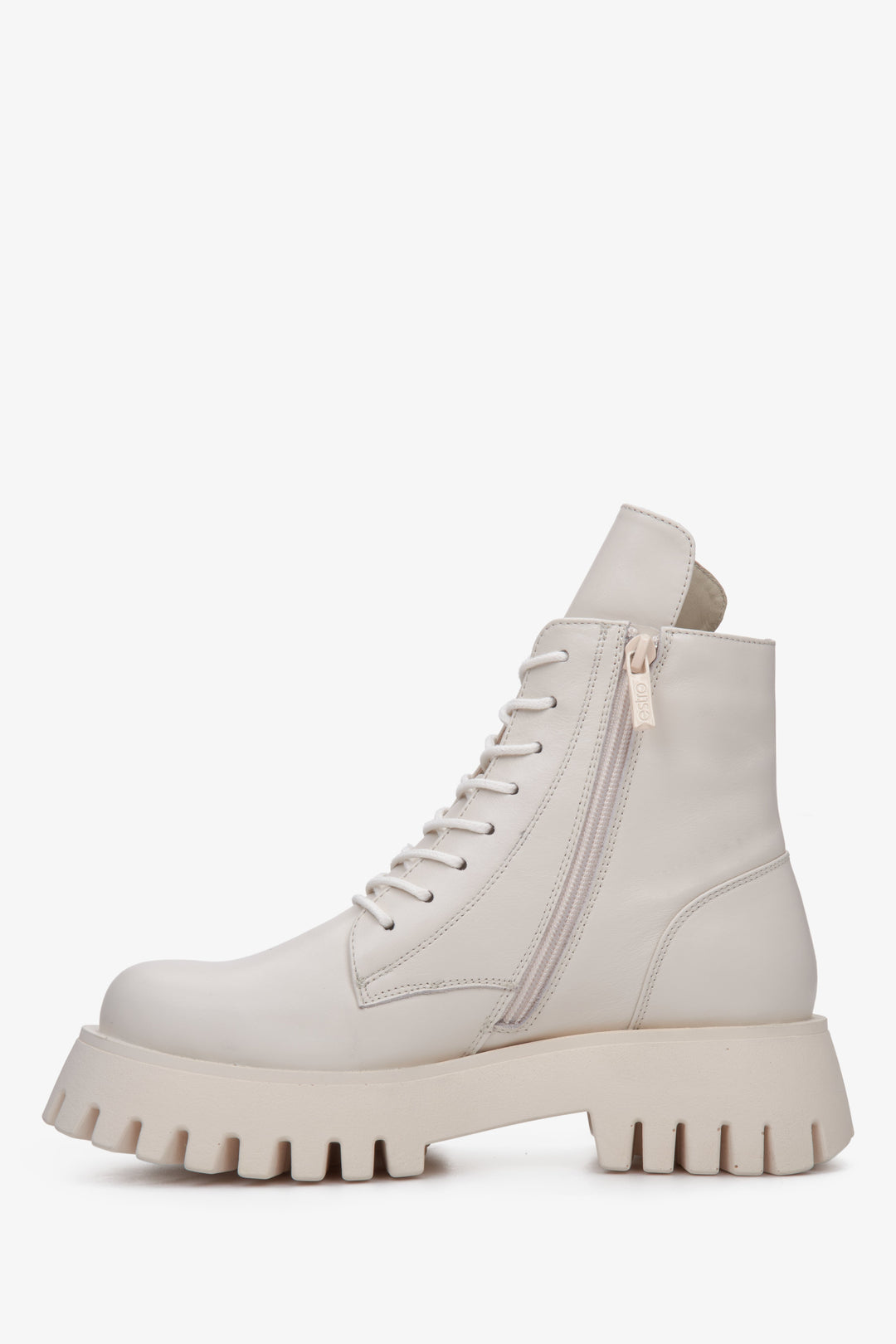 Damskie botki ze skóry naturalnej na platformie marki Estro ze sznurowaniem - zbliżenie na profil buta w kolorze beżowym.