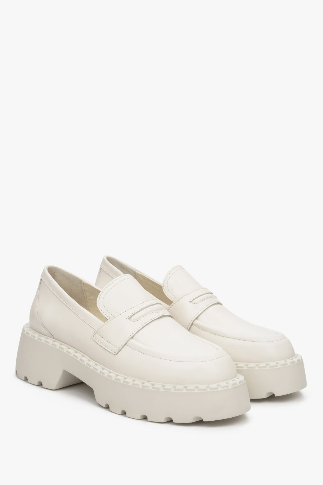 Loafersy damskie białe Estro ze skóry naturalnej.