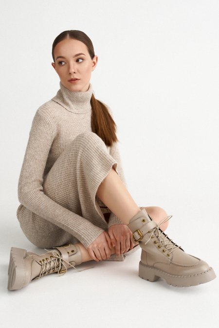 Skórzane, beżowe workery damskie w kolorze czarnym ze srebrnymi okuciami Estro - prezentacja na modelce.