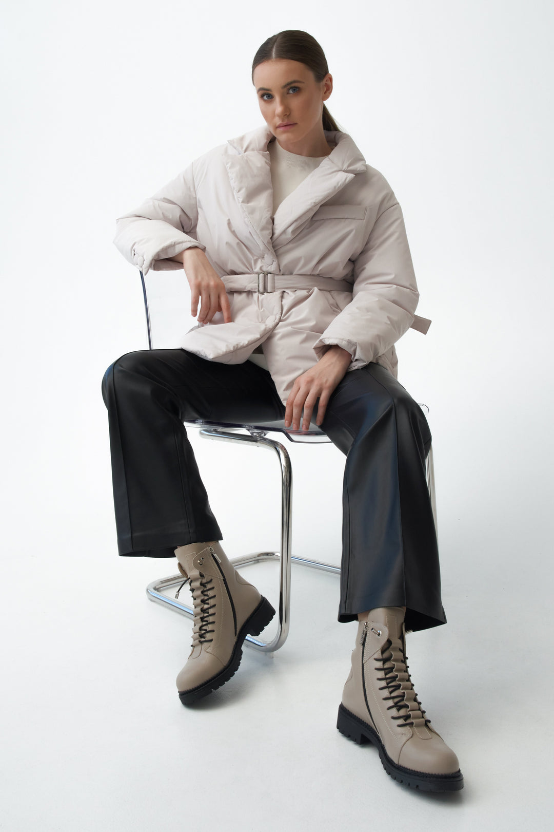 Botki damskie sznurowane z kolorze beżowym marki Estro ze skóry naturalnej.