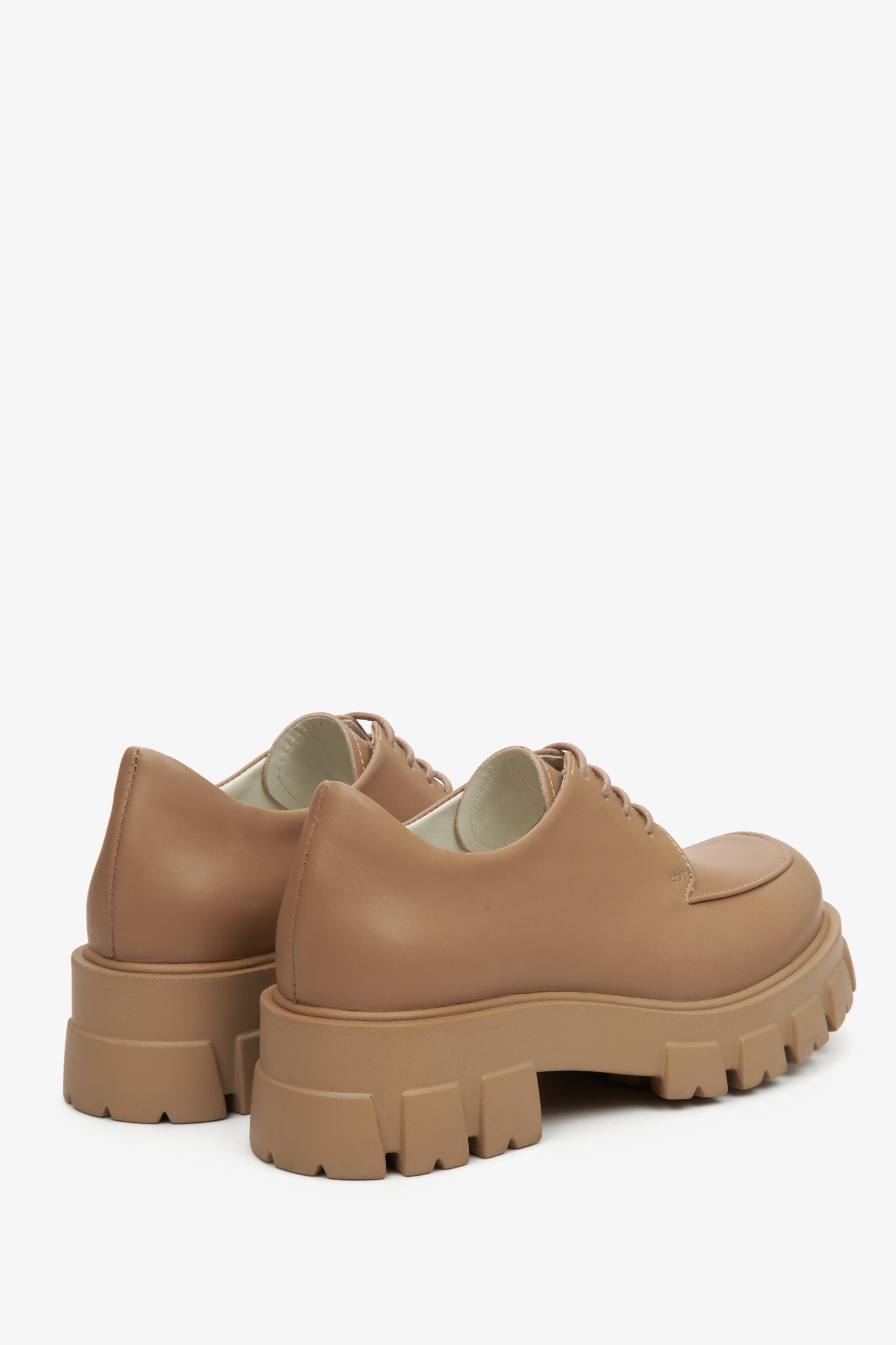 Sznurowane półbuty damskie ze skóry naturalnej w kolorze brązowym - zbliżenie na linię zapiętka i boczną przyszwę.