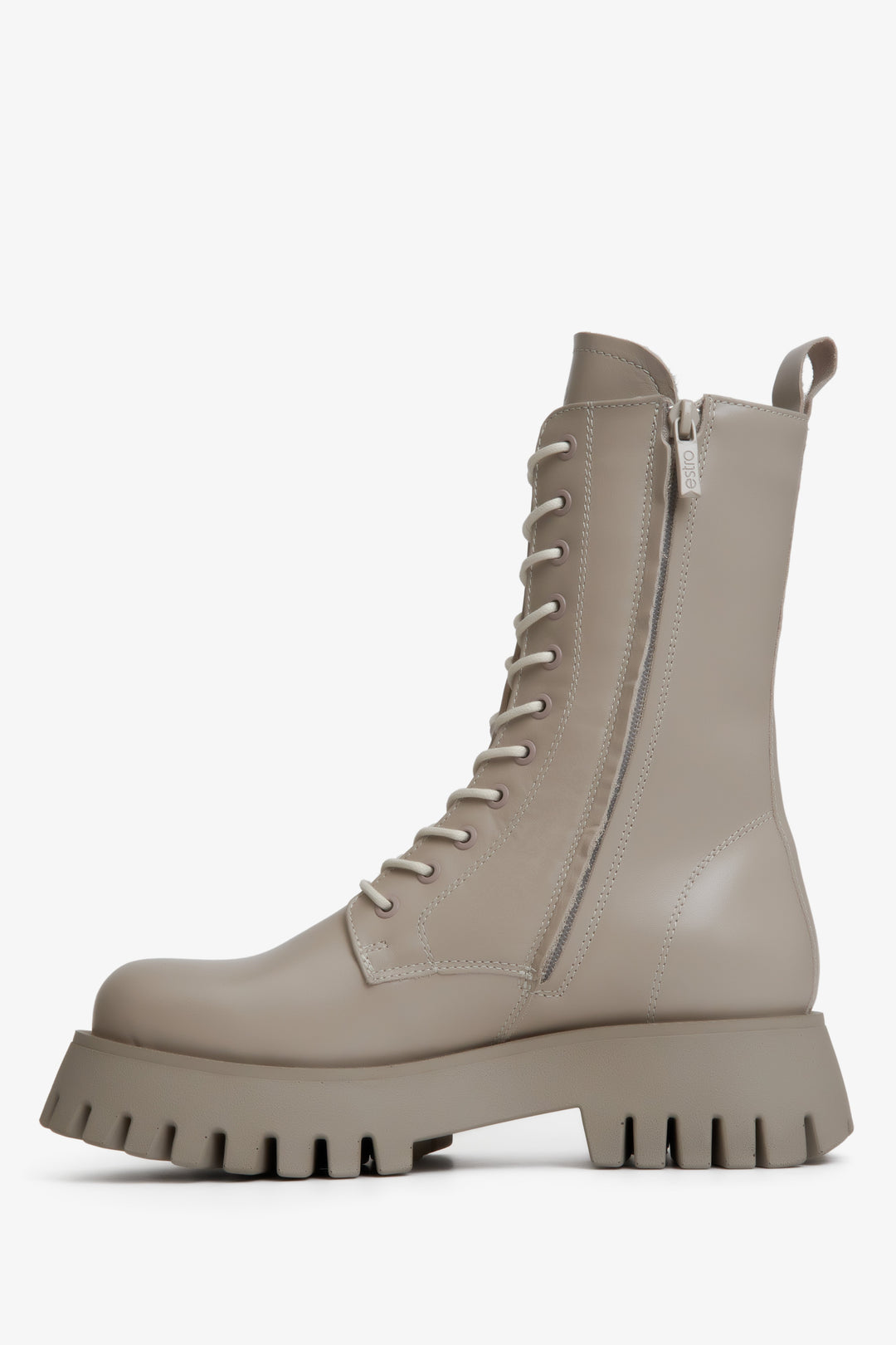 Damskie, wysokie botki ze skóry naturalnej Estro w kolorze beżowym.