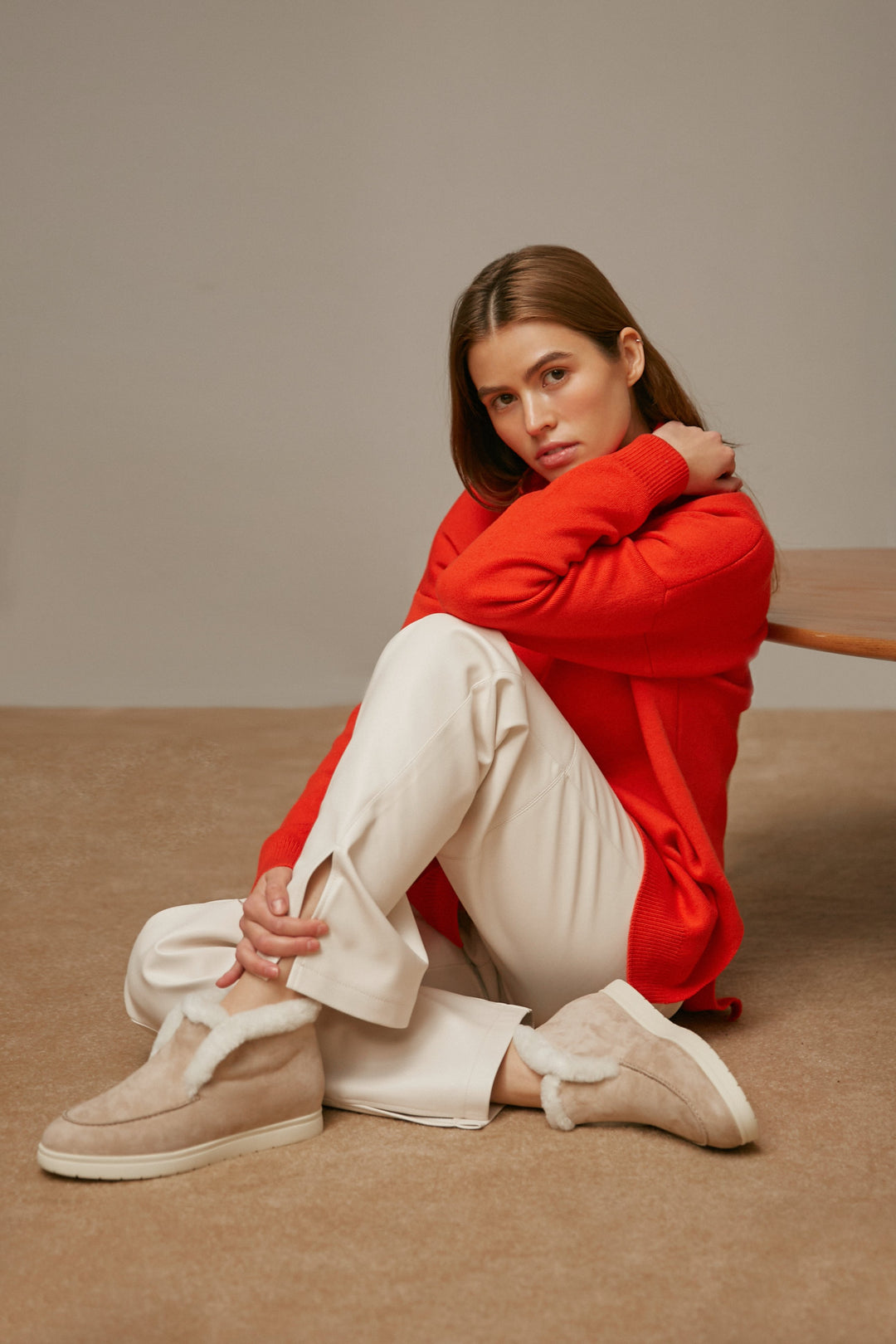 Beżowe mokasyny damskie na zimę Estro - prezentacja na modelce.