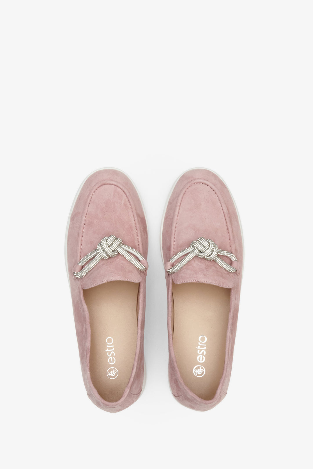Damskie mokasyny Estro z weluru naturalnego z ozdobnym węzłem - prezentacja obuwia z góry, kolor różowy.