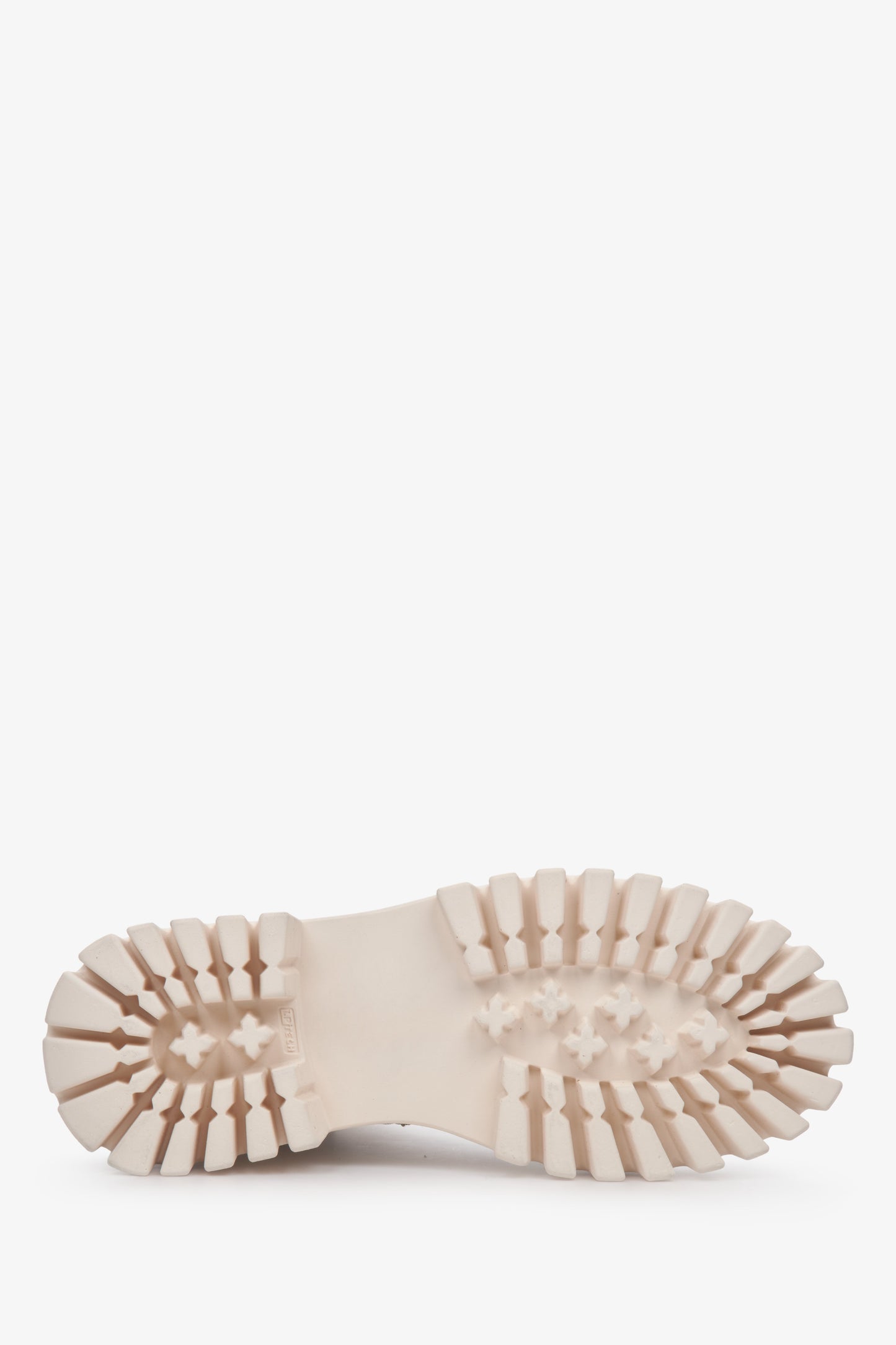 Damskie botki skórzane w kolorze beżowym na zimę marki Estro - zbliżenie na podeszwę buta.