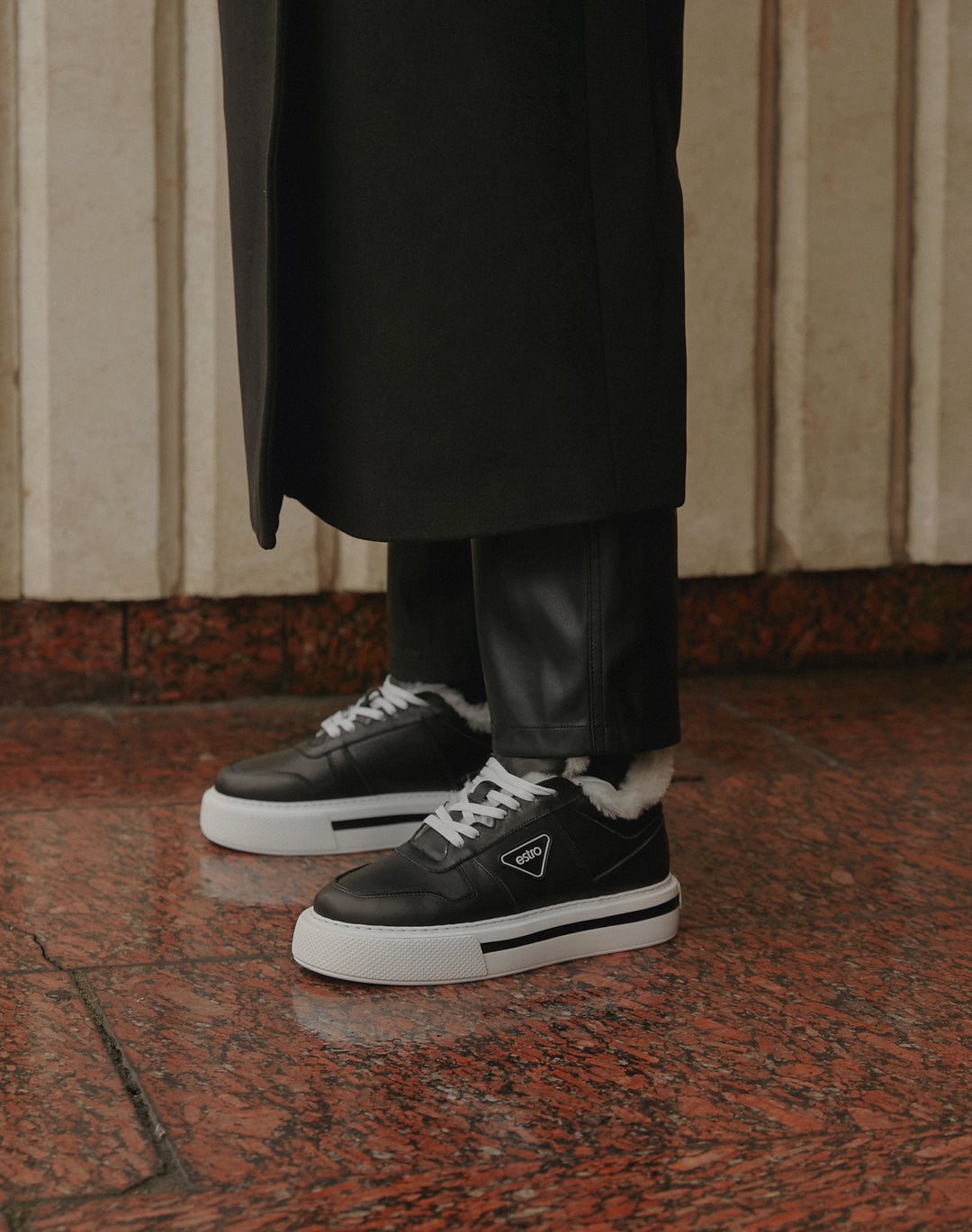 Czarne ocieplane sneakersy damskie ze skóry naturalnej z futerkiem Estro ER00111980
