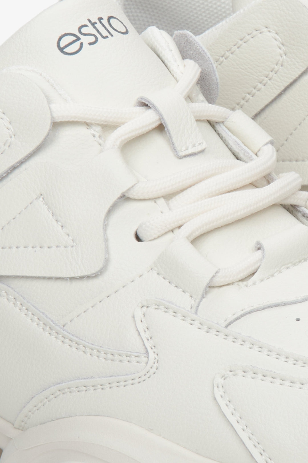 Białe sneakersy damskie Estro ze skóry naturalnej - zbliżenie na detale obuwia.