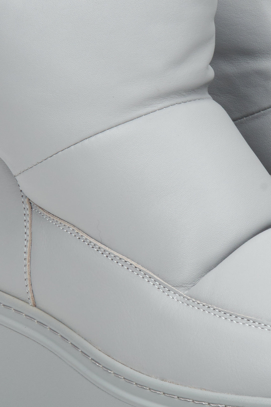 Szare, skórzane śniegowce damskie Estro z wypełnieniem futrzanym - zbliżenie na system przeszyć.