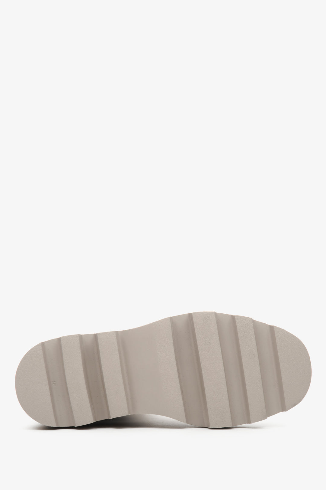 Jesienne botki damskie w kolorze beżowym z elastyczną cholewą marki Estro - zbliżenie na podeszwę buta.