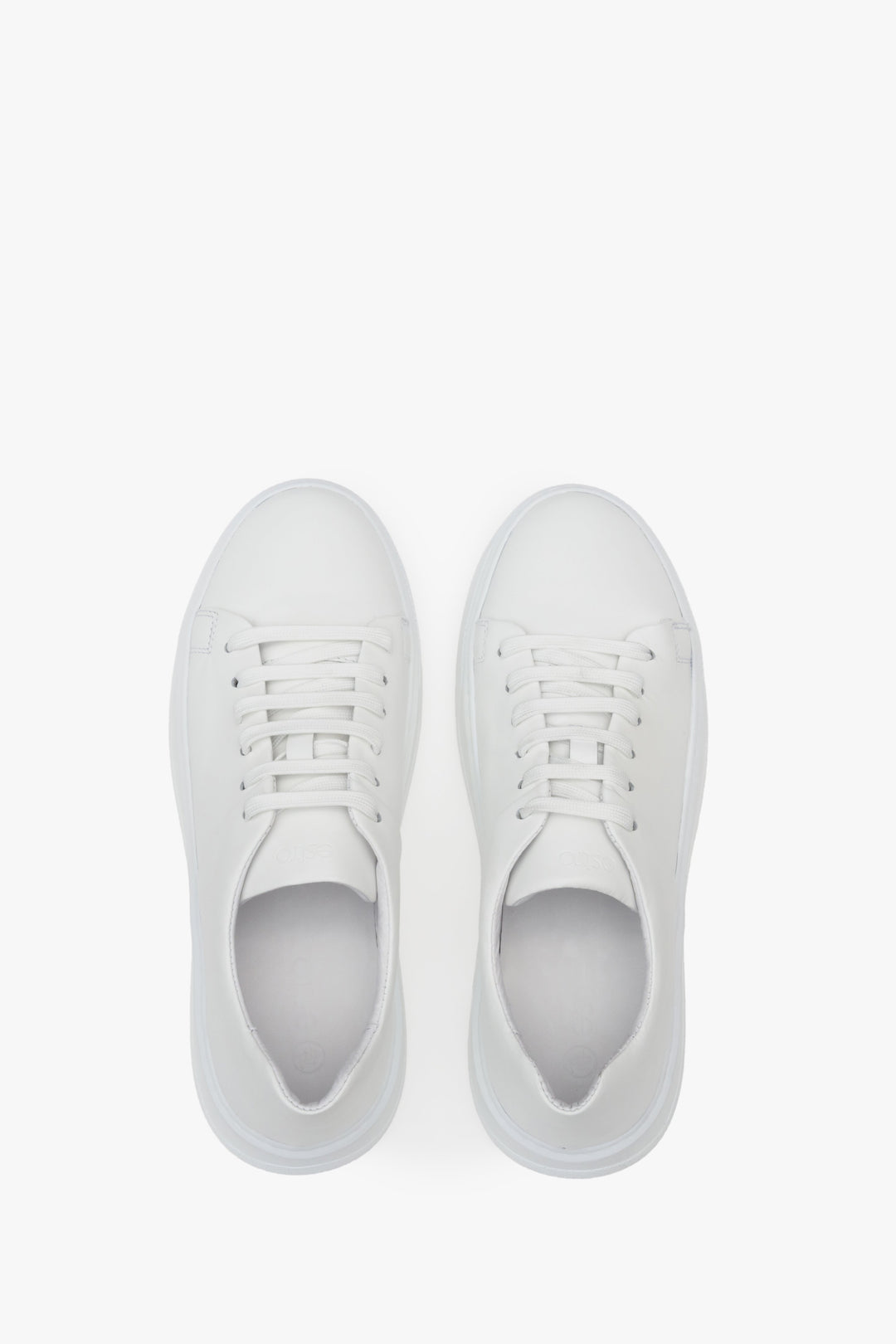 Białe sneakersy damskie ze skóry naturalnej Estro - prezentacja modelu z góry.