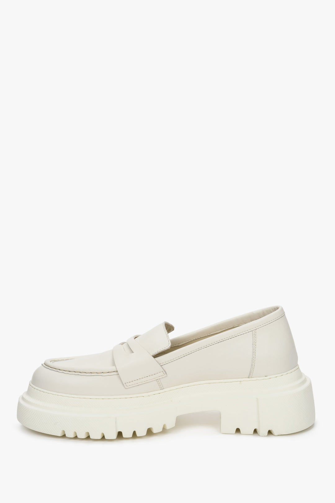 Białe loafersy damskie Estro ze skóry naturalnej na wysokiej podeszwie.