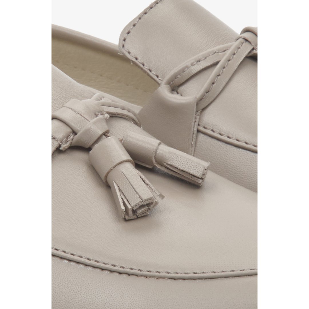 Lordsy damskie Estro w kolorze beżowym ze skóry naturalnej - zbliżenie na frędzle.