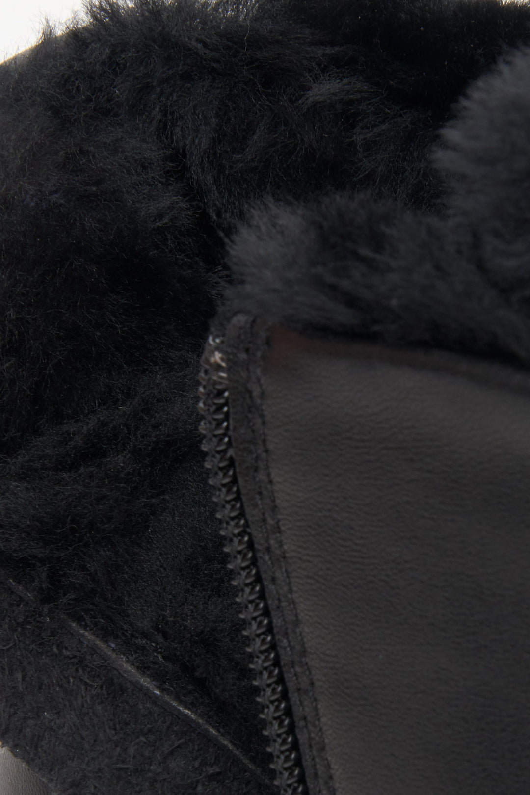 Damskie, zimowe trampki w kolorze czarnym - zbliżenie na miękkie wypełnienie buta.