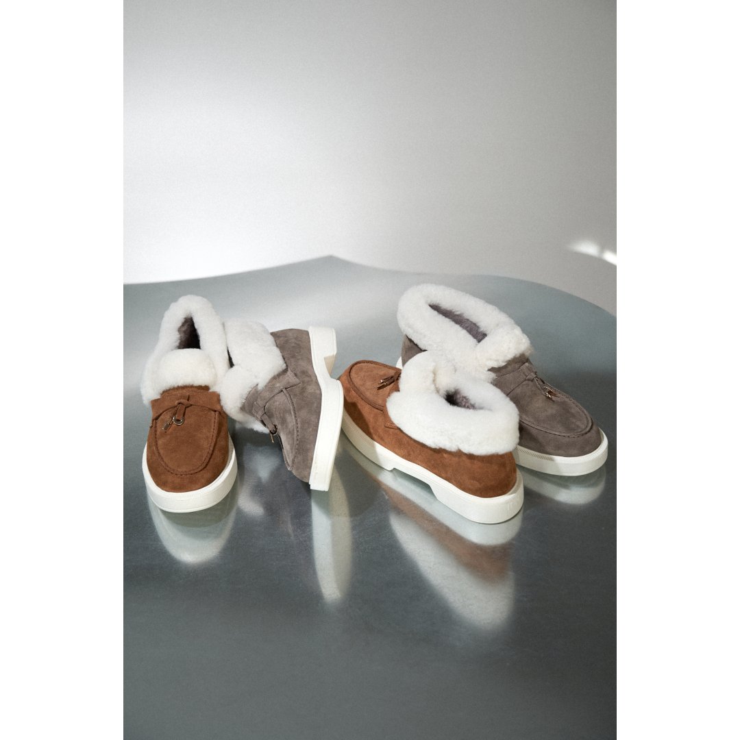 Damskie buty zimowe z zamszu naturalnego z ciepłym kożuszkiem marki Estro - 2 modele w różnych odcieniach koloru brązowego.