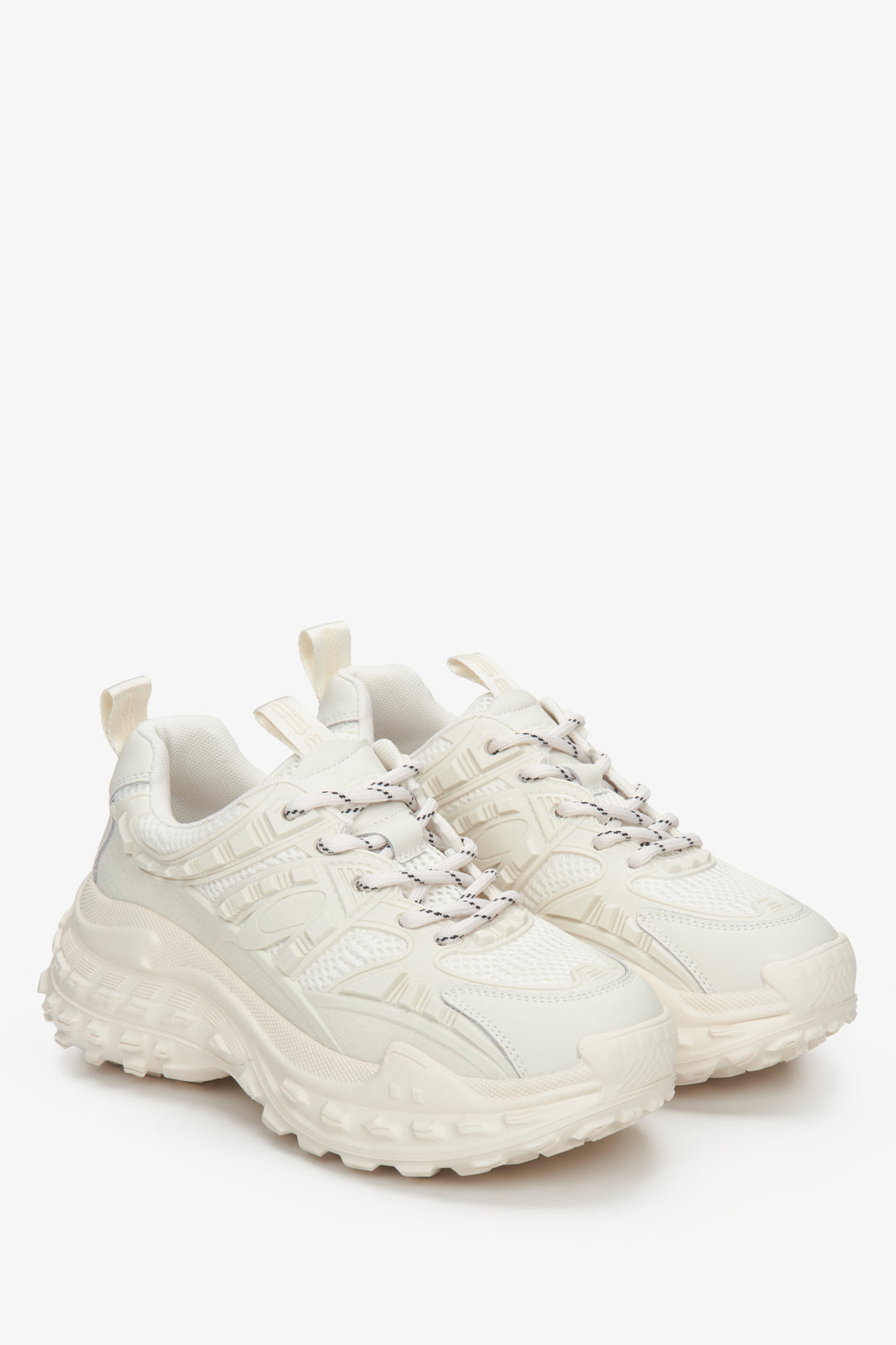 Beżowe sneakersy damskie na wiosnę i jesień ze skóry naturalnej ze sznurowaniem - prezentacja czubka buta i zapiętka.