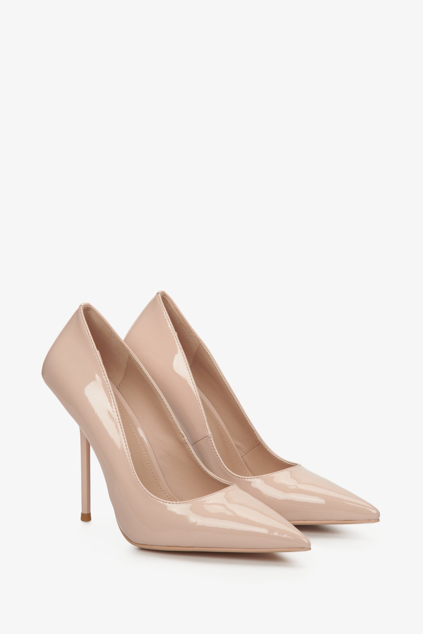 Skórzane, beżowe szpilki damskie Estro z czubkiem w szpic.