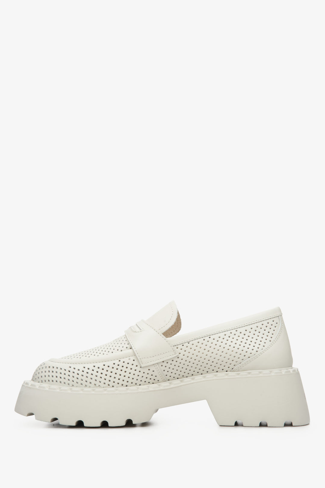 Mokasyny damskie ze skóry naturalnej z perforacją na lato - marka Estro, kolor jasnobeżowy.