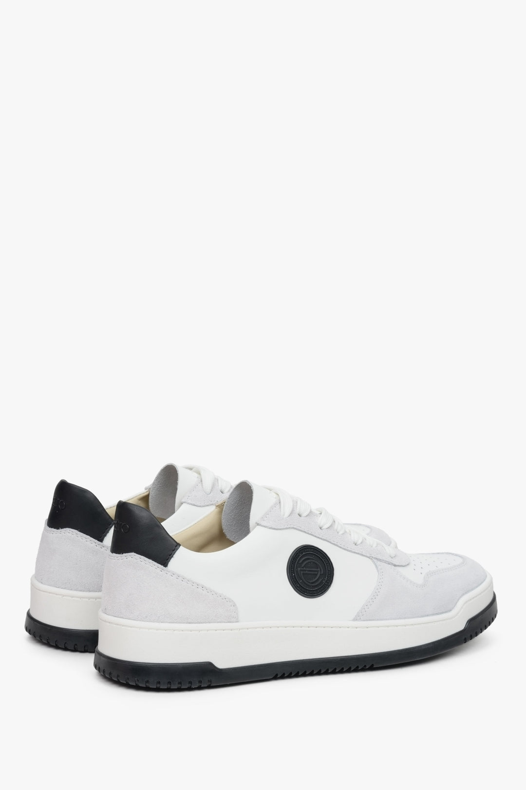 Męskie sneakersy na wiosnę z nubuku i skóry naturalnej w kolorze szaro-białym.