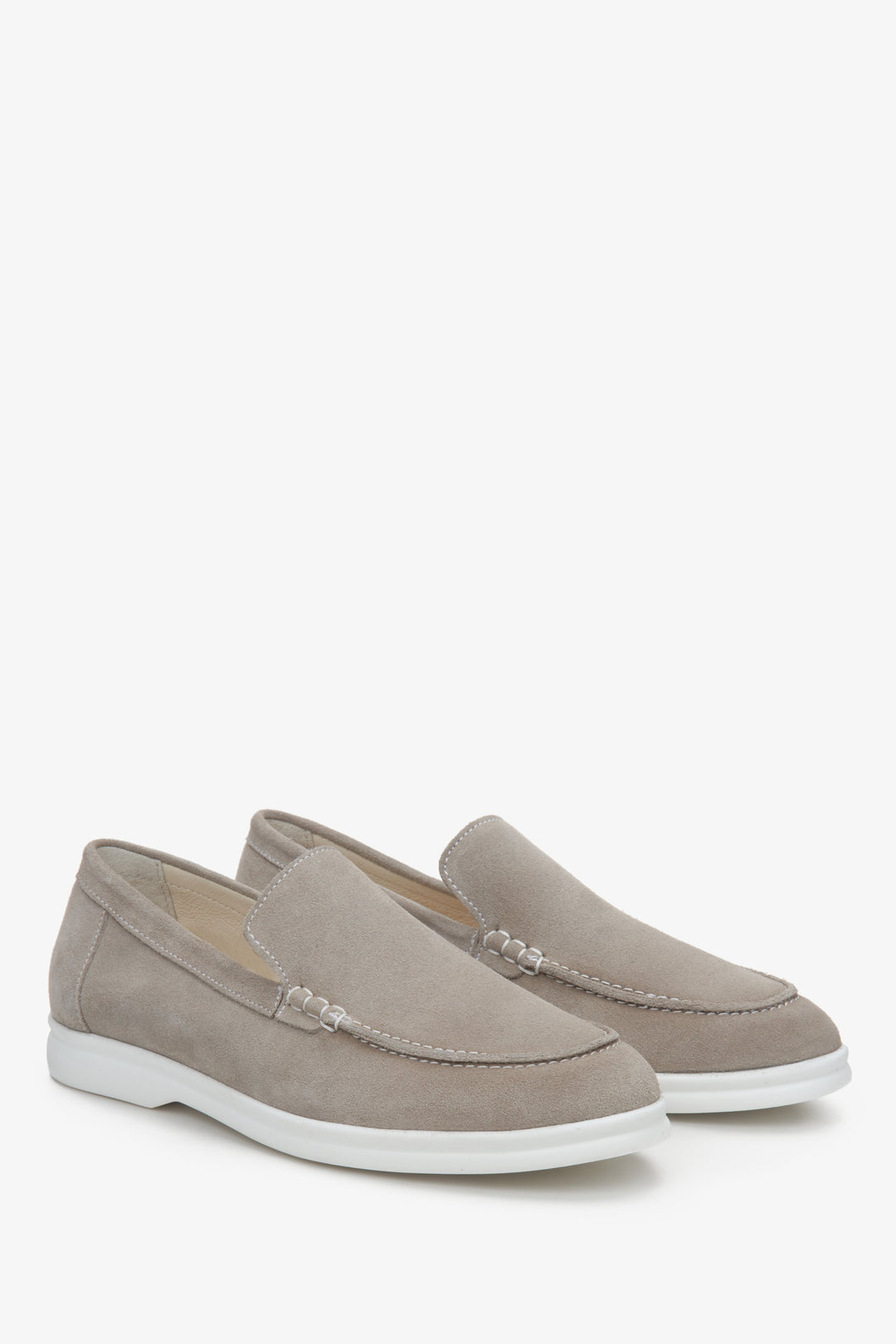 Loafersy damskie zamszowe w kolorze ciemnoszarym Estro - prezentacja czubka buta i przyszwy bocznej.