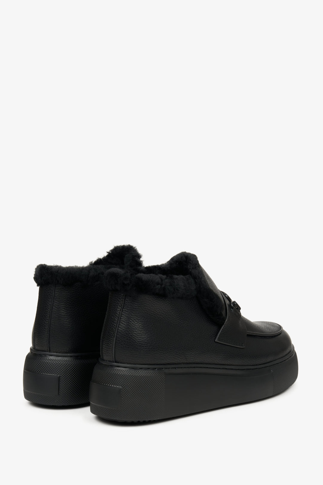 Zimowe botki damskie w kolorze czarnym  z futrzanym wypełnieniem - zbliżenie na tył butów marki Estro.