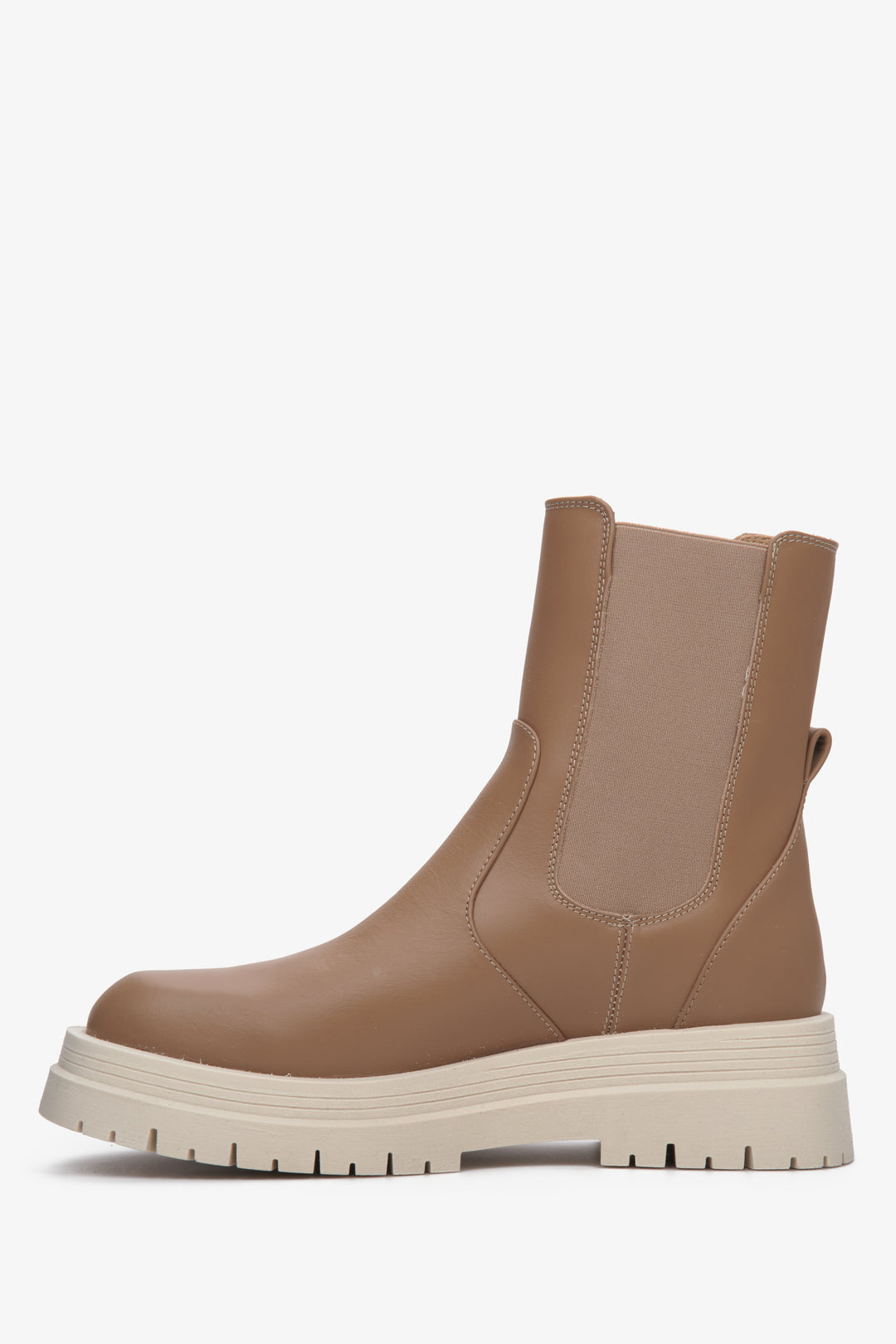 Podwyższane botki damskie ze skóry naturalnej w kolorze brązowym z elastyczną wstawką marki Estro - zbliżenie na profil buta.