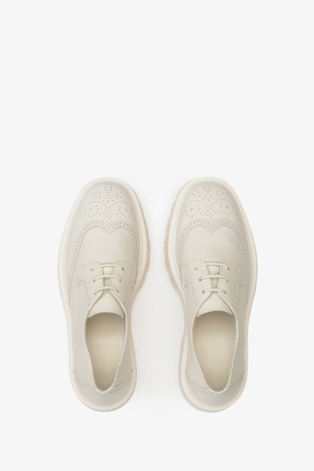 Półbuty damskie skórzane w kolorze beżowym ze skóry naturalnej marki Estro - wizualizacja butów z góry.