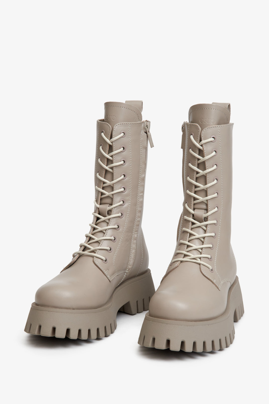 Beżowe, wysokie botki damskie ze sznurowaniem ze skóry naturalnej marki Estro.