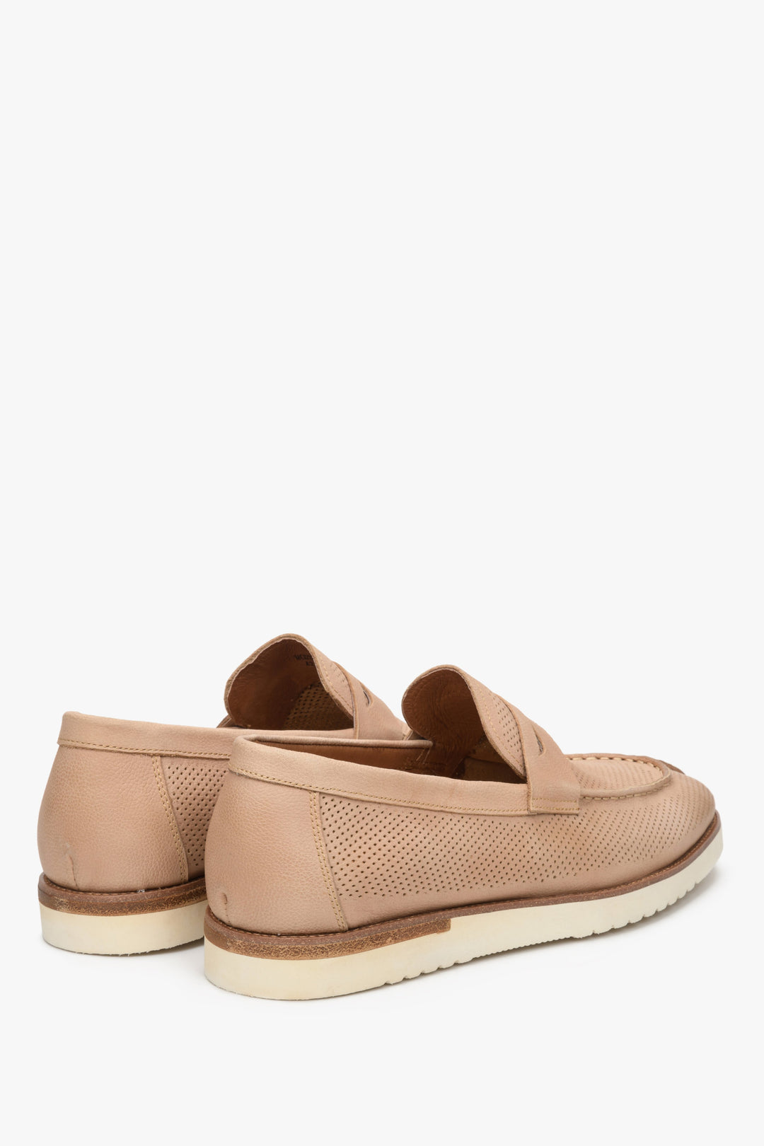 Męskie mokasyny Estro w kolorze beżowym z perforacją - zbliżenie na zapiętek i przyszwę boczną.