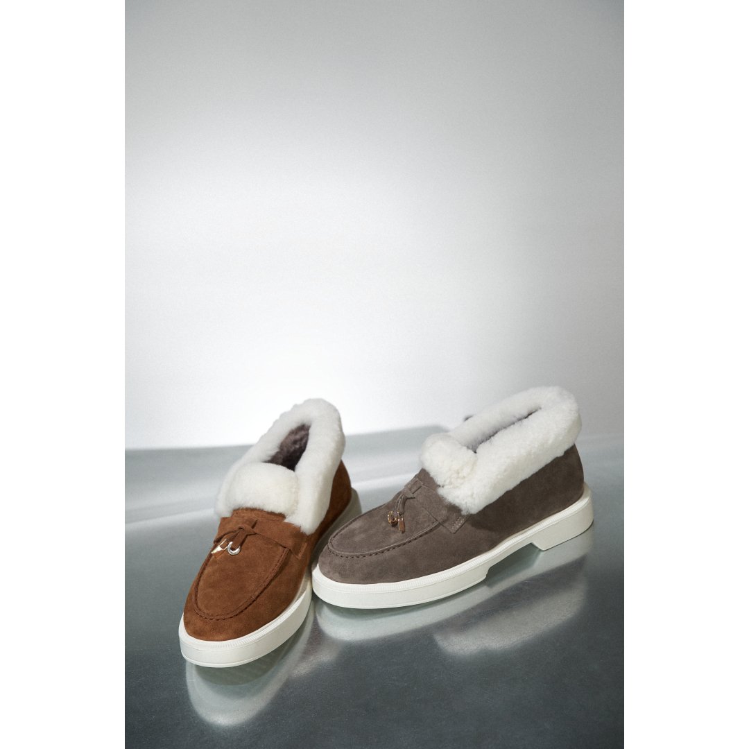 Zimowe mokasyny damskie z naturalnego zamszu w różnych odcieniach koloru brązowego.