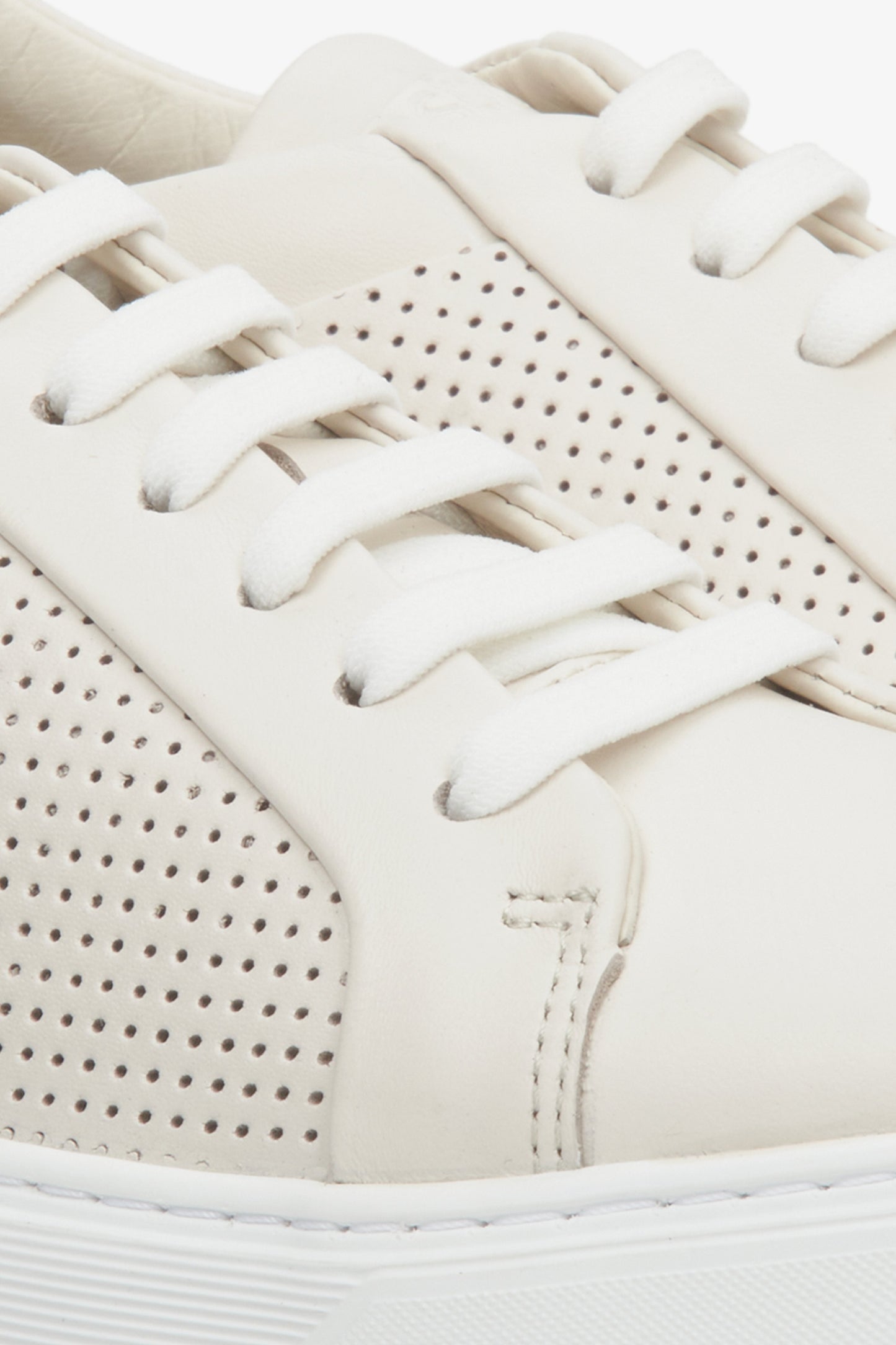 Trampki damskie beżowe na lato z perforacją - zbliżenie na detale.