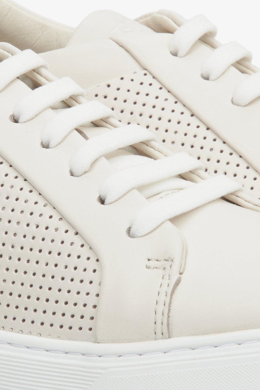 Trampki damskie beżowe na lato z perforacją - zbliżenie na detale.