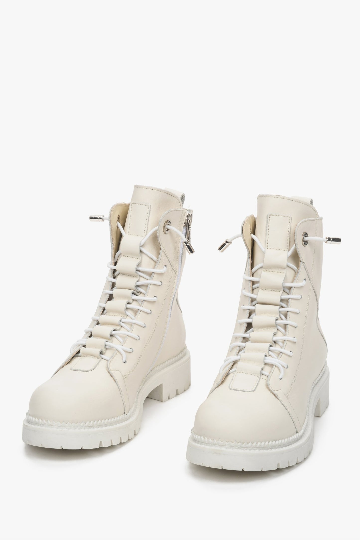 Wysokie, sznurowane botki damskie marki Estro w kolorze beżowym.