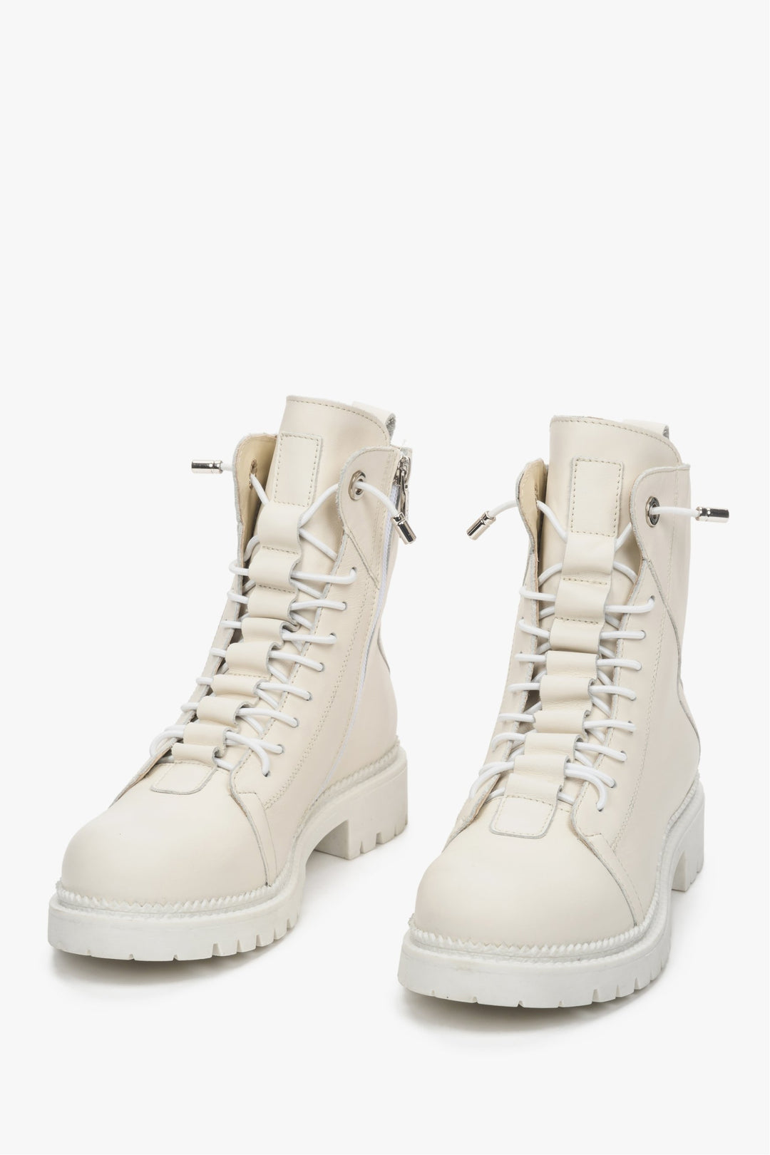 Wysokie, sznurowane botki damskie marki Estro w kolorze beżowym.