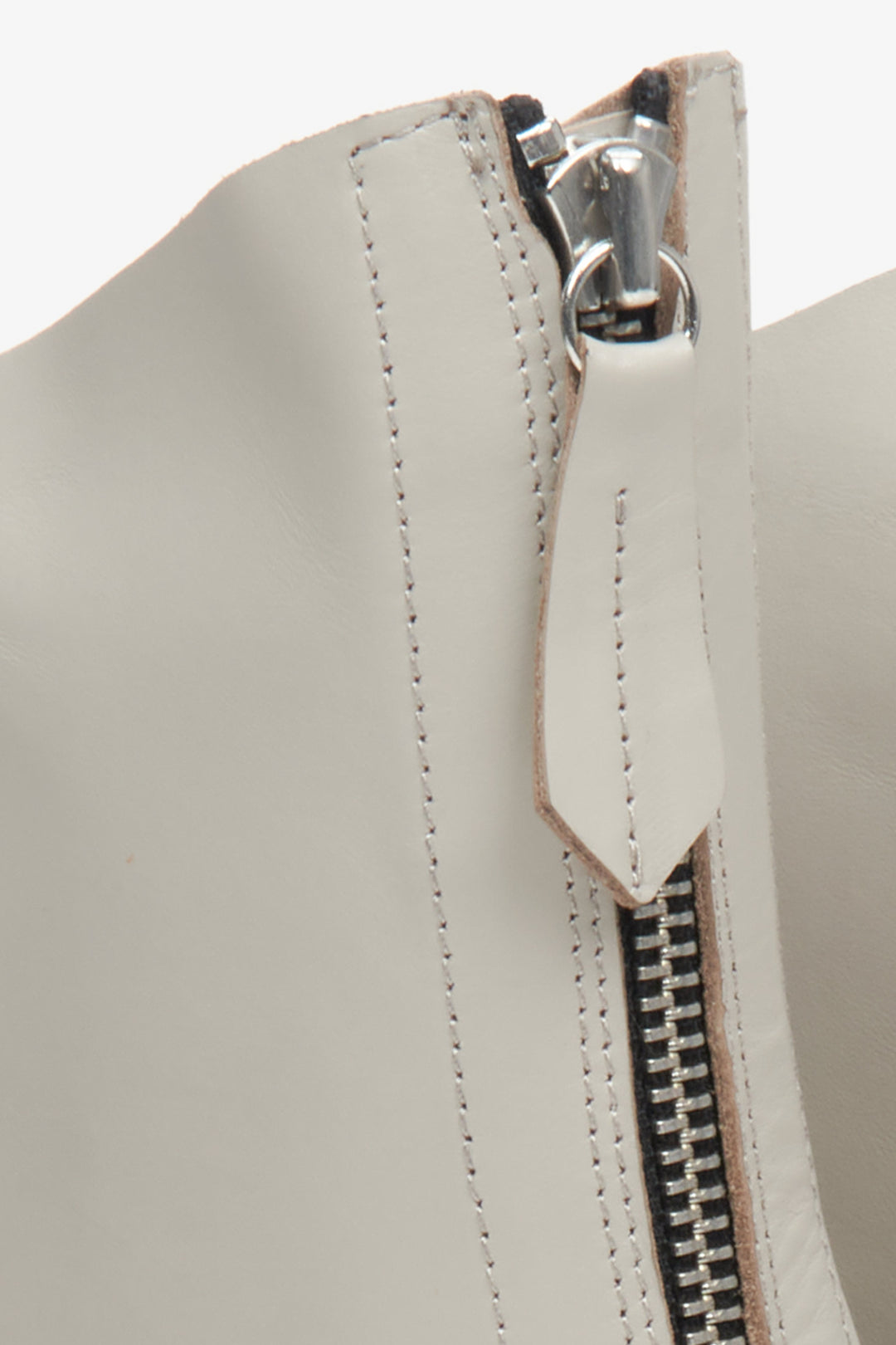 Botki damskie szare Estro na lato - zbliżenie na suwak.