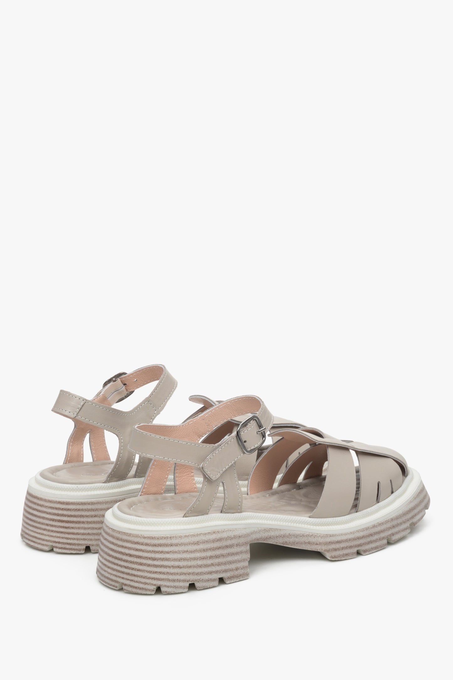 Beżowe sandały damskie z włoskiej skóry naturalnej na masywnej platformie - zbliżenie na tył i linię boczną butów.