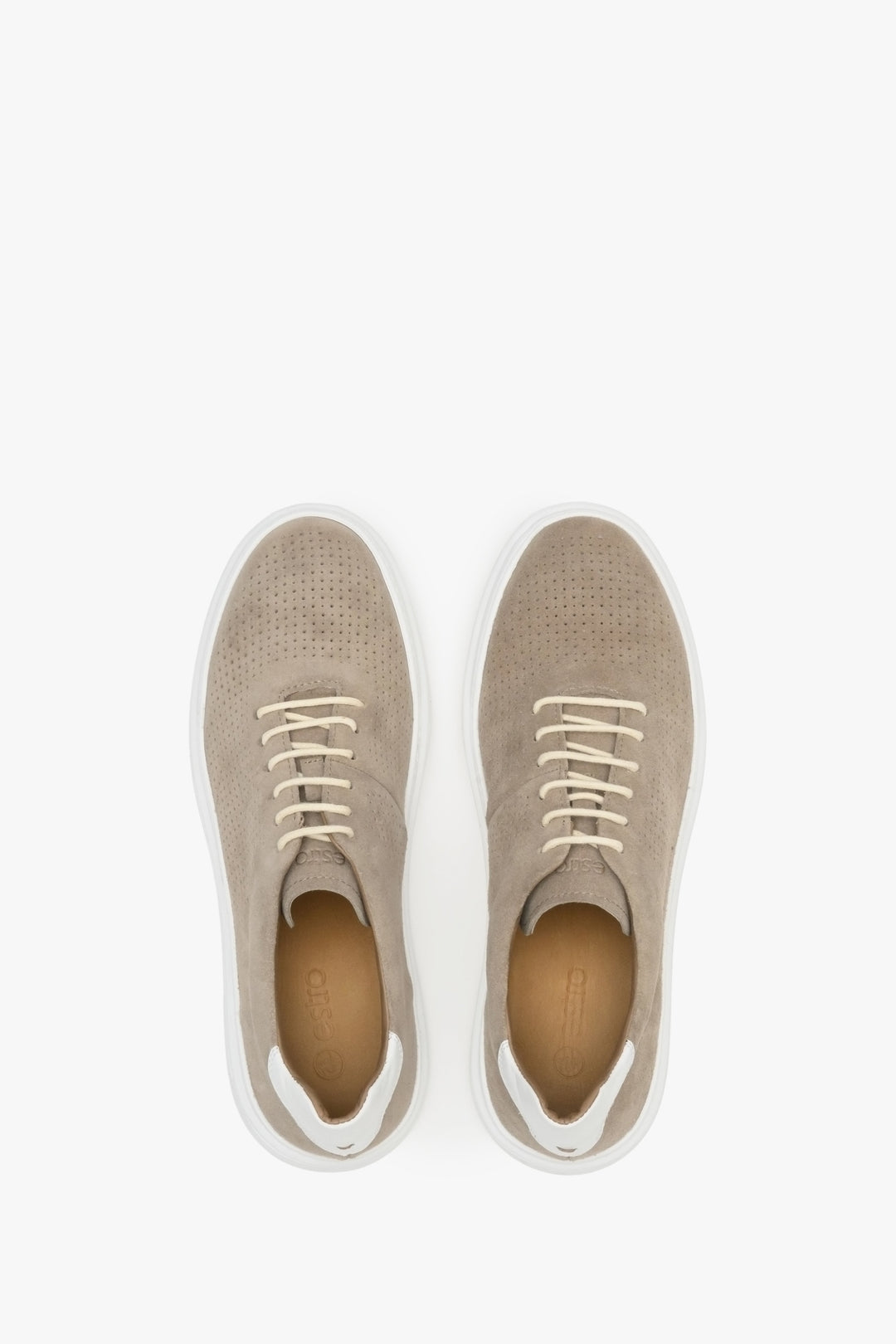 Trampki męskie welurowe ze sznurowaniem na lato - prezentacja obuwia z góry.