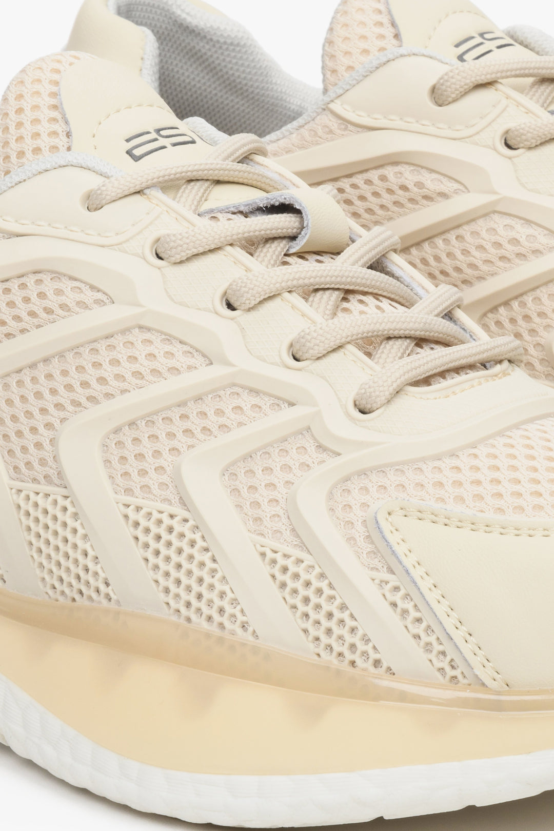 Sneakersy damskie - zbliżenie na sznurowanie i siateczkę.