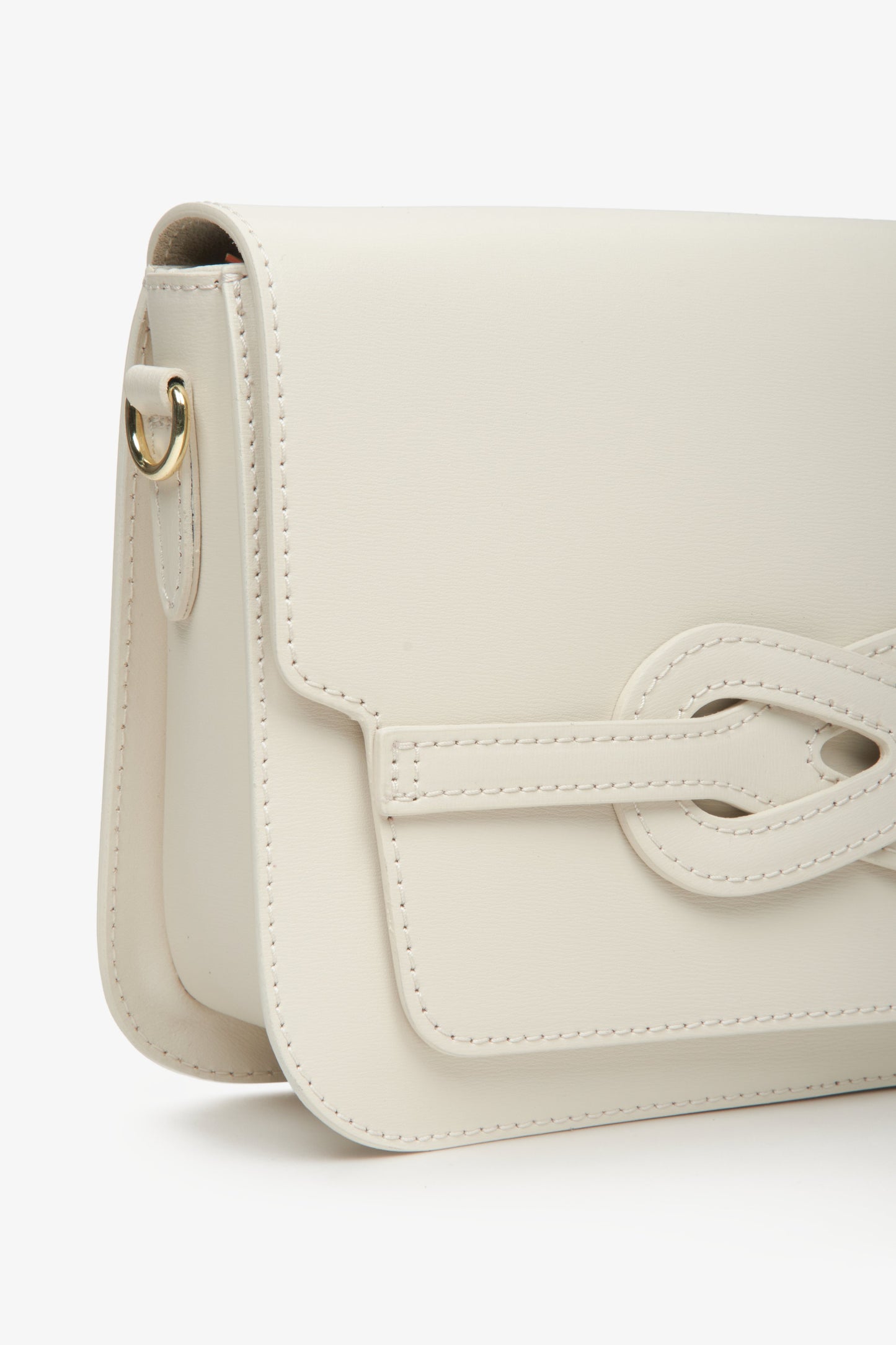 Damska, beżowa, mała torebka na ramię włoskiej produkcji - zbliżenie na system zdobień.