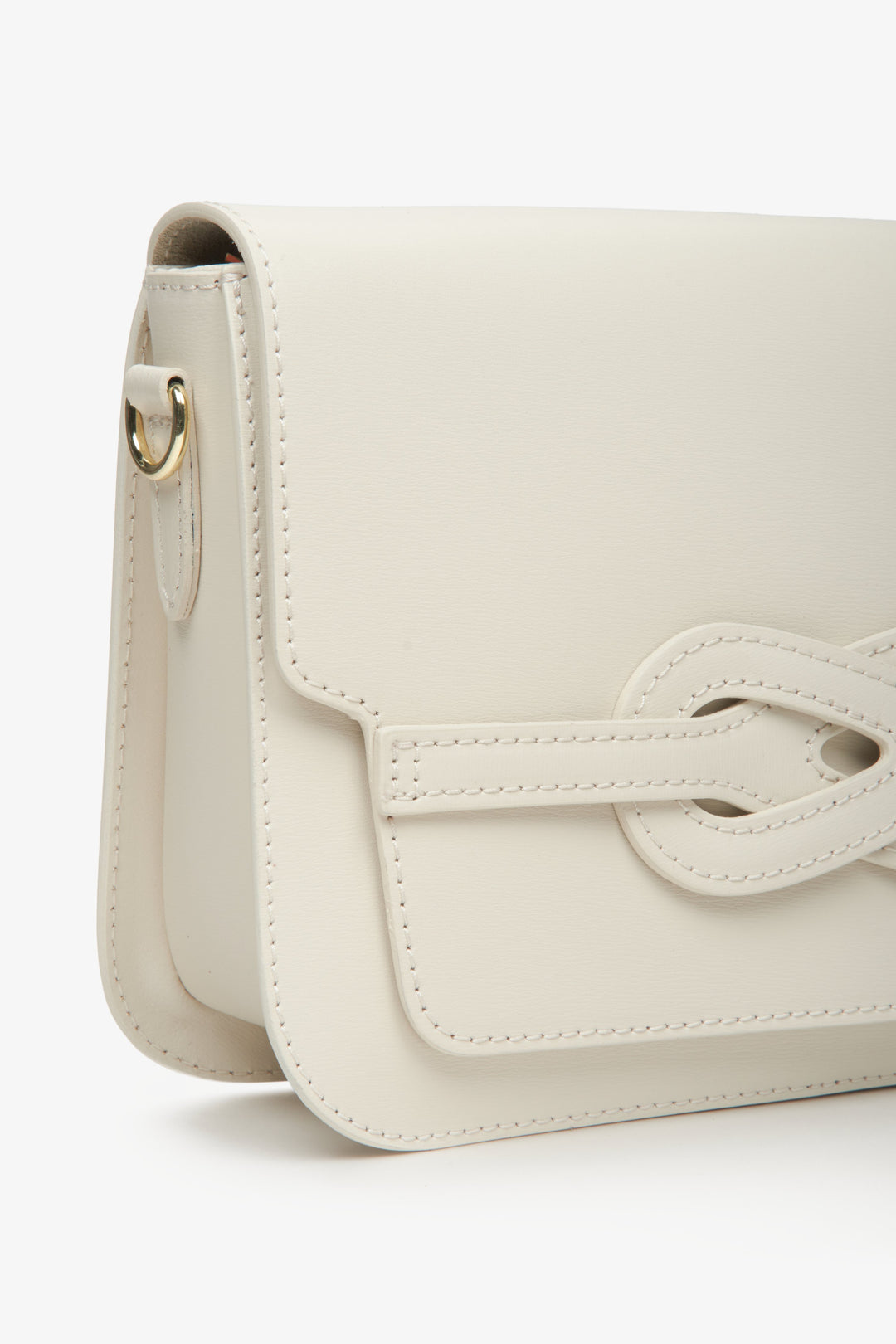 Damska, beżowa, mała torebka na ramię włoskiej produkcji - zbliżenie na system zdobień.