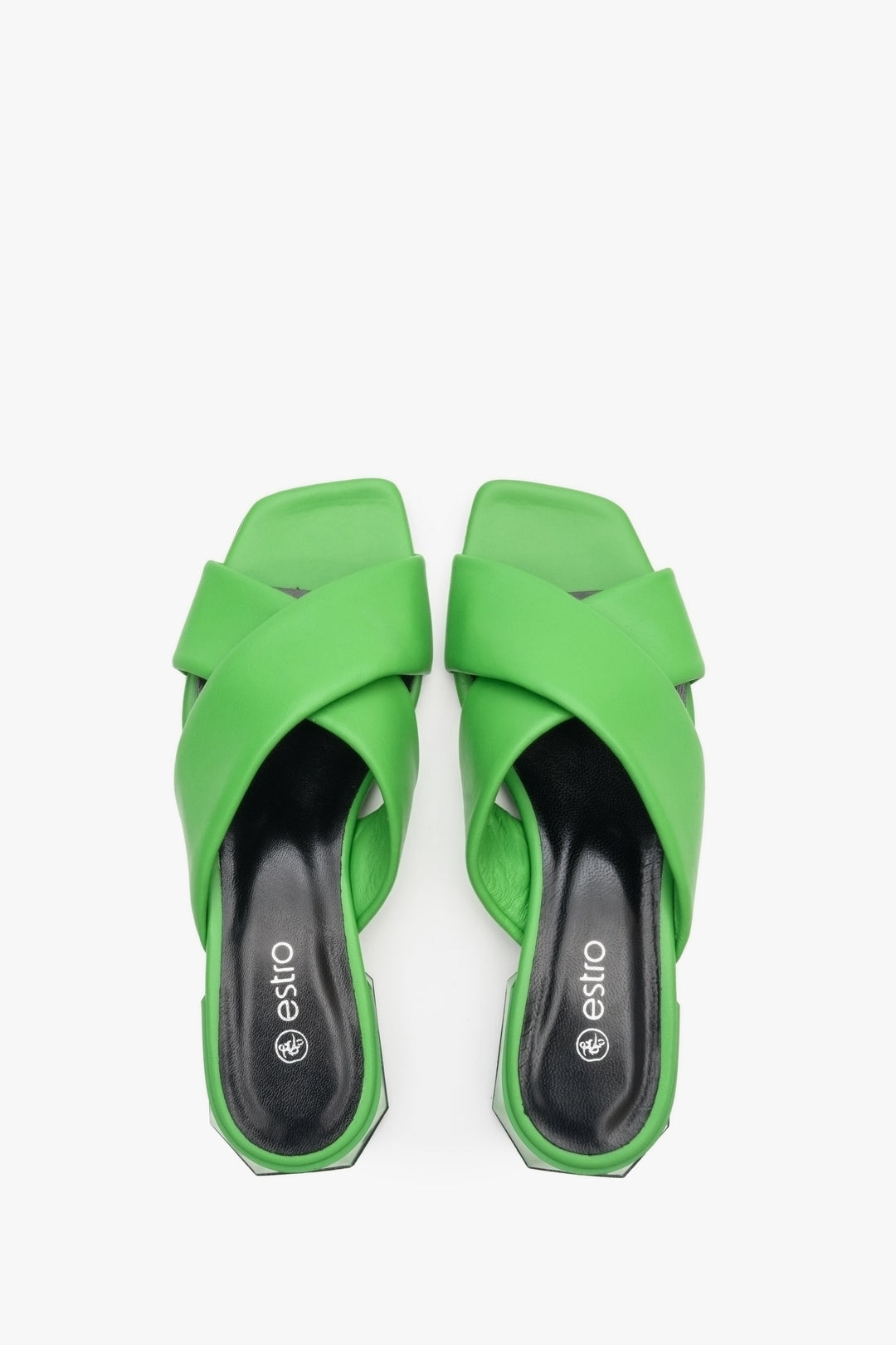 Klapki damskie w kolorze zielonym skórzane Estro - prezentacja modelu z góry.